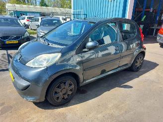uszkodzony samochody osobowe Peugeot 107 107 Hatchback 1.0 12V 2006/8
