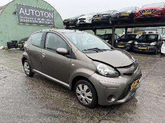 uszkodzony samochody osobowe Toyota Aygo 1.0 VVT-I 50KW Airco 5-Drs Comfort 2013/3