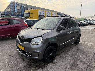 krockskadad bil auto Renault Twingo 22 kWh 60KW R80 E-Tech Serie Limitee Urban Night Cabrio Clima Navi Led 2023/6