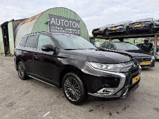 damaged passenger cars Mitsubishi Outlander 2.4 PHEV 99KW Autom. Clima Navi Schuifdak S-Edition NAP 2019/3