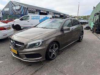 uszkodzony samochody osobowe Mercedes A-klasse 200 Prestige 115KW Pano Clima Navi Led Xenon AMG-Pakket 2013/4