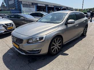 uszkodzony samochody osobowe Volvo V-60 2.4 D6 AWD 158W PHEV Schuifdak Clima Navi Leer Camera Summum NAP 2013/12