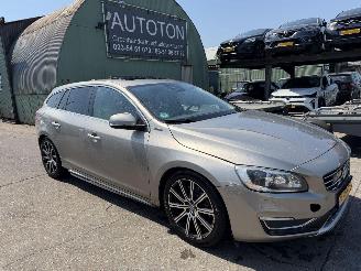 skadebil auto Volvo V-60 2.4 D6 AWD 158W PHEV Schuifdak Clima Navi Leer Camera Summum NAP 2013/12