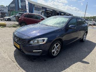 Vaurioauto  passenger cars Volvo V-60 1.6 D2 Autom. 84KW Clima Navi Leer Led R-Design 2014/10