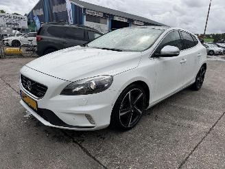 Schadeauto Volvo V-40 1.6 T3 110KW R-Design Pano Clima Navi Xenon NAP 2014/3