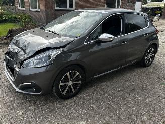 Voiture accidenté Peugeot 208 1.2 thp allure 2019/1