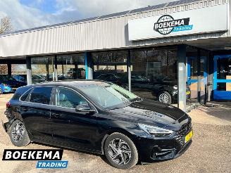 Vaurioauto  passenger cars Hyundai I-30 1.5 T-GDi MHEV Stoel/Stuur Verwarming + Ventilatie Navigatie Camera 2020/11