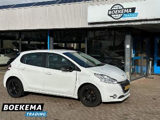 Unfallwagen Peugeot 208 1.2 e-VTi Active Automaat Navigatie Climate 2014/1