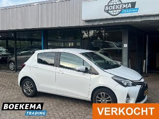 Schadeauto Toyota Yaris 1.3 VVT-i Navigatie Cruise Airco Camera Trekh. 2015/12