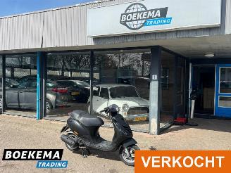 krockskadad bil bromfiets Piaggio  Zip 45KM 2011/1