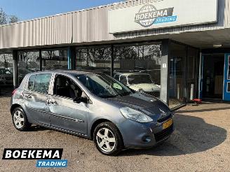 skadebil auto Renault Clio 1.2 TCe Special Line Navigatie Airco 2010/4
