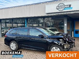 krockskadad bil auto Skoda Octavia Combi 1.0 e-TSI Business Edition Navigatie Cruise Lane-Ass 2024/1
