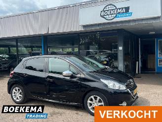 skadebil auto Peugeot 208 1.2 VTi Oxygo Cruise Navi Clima Trekhaak 2014/1