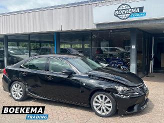 krockskadad bil auto Lexus IS 300h 25th Edition Stoelverwarming Navigatie Parkeercamera 2016/5