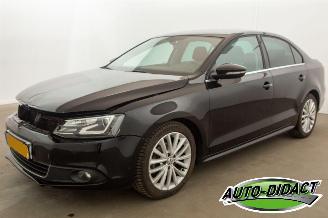 Vaurioauto  passenger cars Volkswagen Jetta 1.4 GTE  PHEV 110 kW Automaat Clima Navi Highline 2013/4