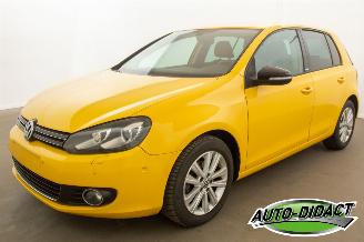 Schadeauto Volkswagen Golf 1.6 TDI Automaat Navi Clima 2011/11