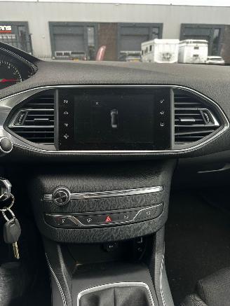 Peugeot 308 1.2 e-THP 81kw Allure picture 13