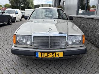 Mercedes 200-serie 230CE Automaat picture 5