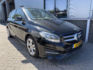 krockskadad bil auto Mercedes B-klasse 180 Prestige 2015/1