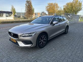 krockskadad bil auto Volvo V-60 2.0 B3 Essential Edition 2024/1