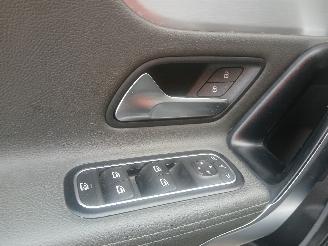 Mercedes A-klasse A Limousine (177.1) Sedan 1.3 A-200 Turbo (M282.914) [120kW]  (09-2018=
/12-2026) picture 13