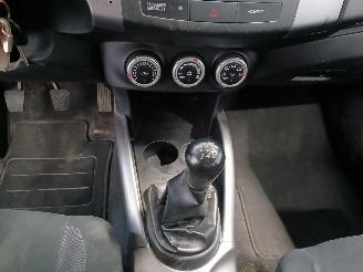 Mitsubishi Outlander Outlander (CW) SUV 2.4 16V Mivec 4x2 (4B12) [125kW]  (11-2006/11-2012)= picture 21