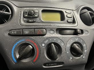 Toyota Yaris Yaris (P1) Hatchback 1.3 16V VVT-i (2SZFE) [63kW]  (08-1999/11-2005) picture 15