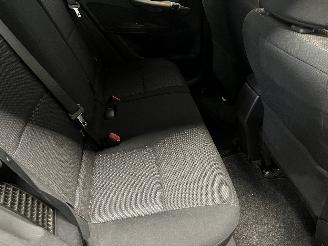 Toyota Auris Auris (E15) Hatchback 1.8 16V HSD Full Hybrid (2ZRFXE) [100kW]  (09-20=
10/09-2012) picture 17