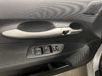 Toyota Auris Auris (E15) Hatchback 1.8 16V HSD Full Hybrid (2ZRFXE) [100kW]  (09-20=
10/09-2012) picture 16