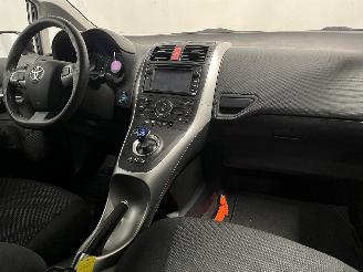 Toyota Auris Auris (E15) Hatchback 1.8 16V HSD Full Hybrid (2ZRFXE) [100kW]  (09-20=
10/09-2012) picture 13