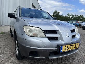Mitsubishi Outlander Outlander (CU) SUV 2.0 16V 4x2 (4G63(16V)) [100kW]  (05-2003/10-2006) picture 6