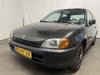 krockskadad bil auto Toyota Yaris Yaris (P1) Hatchback 1.3 16V VVT-i (2SZFE) [63kW]  (08-1999/11-2005) 2002/8
