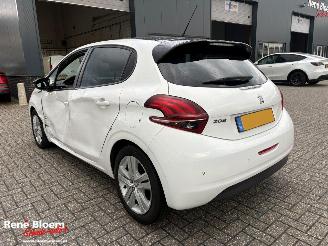 Peugeot 208 1.2 PureTech Signature 5drs picture 2
