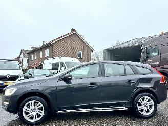 Vaurioauto  passenger cars Volvo V-60 Cross country 2.0 D3 150pk 6-bak Polar Pl - nap - navi - xenon - half leer + stoelverw - pdc - trekh 2017/8