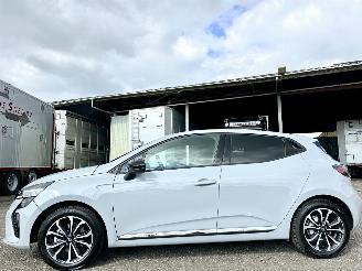 Avarii autoturisme Renault Clio 1.6 E-Tech Full Hybrid 8-traps aut 145 techno - nap - virtual - keyless - navi - camera - front + line assist - pdc 2024/9