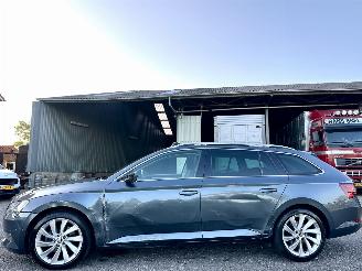 Vaurioauto  passenger cars Skoda Superb 1.6 TDI 120pk dsg aut + f1 Style Bus - pano - nap - xenon - rest bpm 1300 - keyless - front + side + line assist - elektr klep 2017/4