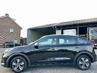 Vaurioauto  passenger cars Kia Niro 1.6 GDi Hybrid 119pk aut + f1 DynamicLine - 63dkm nap - navi - cruise - front + line assist - half leer 2020/10