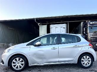 damaged passenger cars Peugeot 208 1.2 PureTech 82pk BlueLion 5drs - 86dkm nap - navi - cruise - pdc - airco - aux - usb - touchscreen - facelift 2018/2