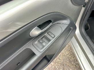 Volkswagen Up! 1.0i 65pk 5drs - nap - airco - line assist - bleutooth - aux - elektr ramen - led - facelift - rijdbaar picture 22