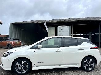 Vaurioauto  passenger cars Nissan Leaf 40kWh 150pk aut n-connecta - 15dkm nap - 1e eig - keyless - 360 cam - navi - stuurverw - stoelverw v+a 2019/4