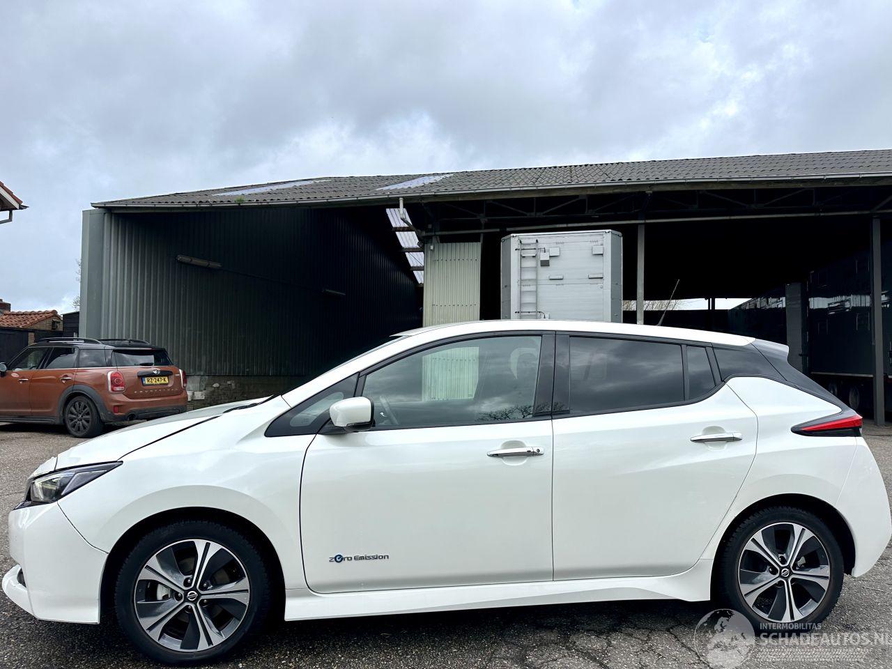 Nissan Leaf 40kWh 150pk aut n-connecta - 15dkm nap - 1e eig - keyless - 360 cam - navi - stuurverw - stoelverw v+a
