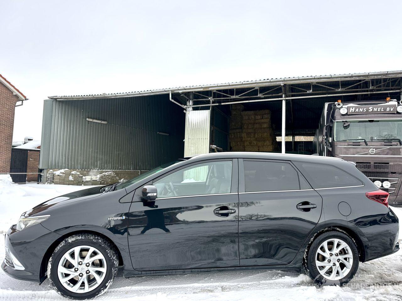 Toyota Auris Touring Sports Gereserveerd 1.8 Hybrid 123pk aut Exe - pano - nap - navi - camera - keyless - front + line + park assist