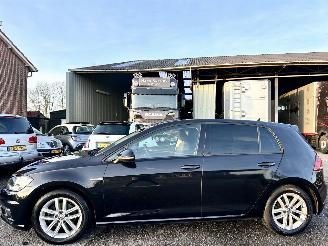 uszkodzony samochody osobowe Volkswagen Golf 1.5 TSI 131pk 7-Traps aut + f1 comf bns 5drs - carplay - front assist - acc - pdc v+a - inkl trekh - privacy glass 2019/2