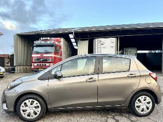 skadebil auto Toyota Yaris 1.0 VVT-i 69pk Comfort 5drs - nap - front + line assist - airco - bleutooth - aux - usb - stuurbediening 2018/2