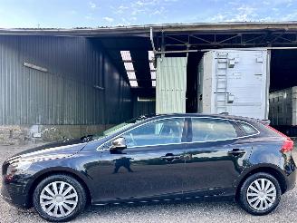 Schadeauto Volvo V-40 1.6 T4 179pk automaat Summum - xenon - navi - camera - keyless - front + line + side assist 2012/12