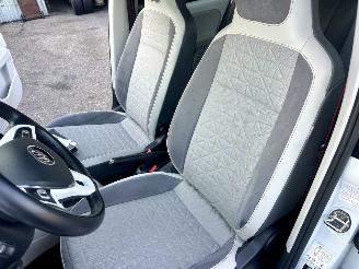 Volkswagen Up! 1.0i 65pk beats 5drs - nap - line assist - clima - cruise - pdc - privacy glass - subwoofer - licht + regensens picture 23