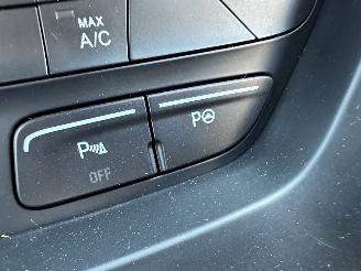 Ford Kuga 1.5 EcoB Turbo 150pk 6-bak ST-Line - nap - navi - xenon - park assist - leer + alcantara - zwarte hemel - keyless picture 41