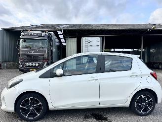 Voiture accidenté Toyota Yaris 1.3 VVT-i 99pk aut + f1 Dynamic - 48dkm nap - 1e eig - navi - cam - pdc v+a - airco - cruise - parelmoer 2015/2