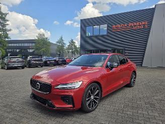 uszkodzony samochody osobowe Volvo S-60 T8  AW-D 334KW. BENZ-HYBR -ULTIMATE DARK / PANO / HEAD UPP 2023/4