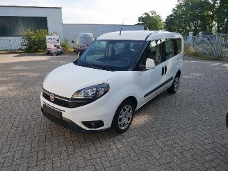 damaged passenger cars Fiat Doblo 5 PERSOONS MOTORSCHADE 2018/10